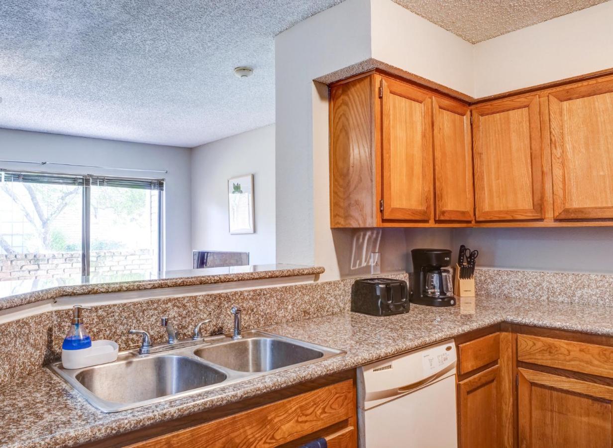 Lovely 2 Bedroom, 1 Bath Condo With Pools And Gym. 休斯敦 外观 照片